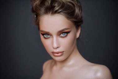 güzel sarışın kız makyaj studio poz ile