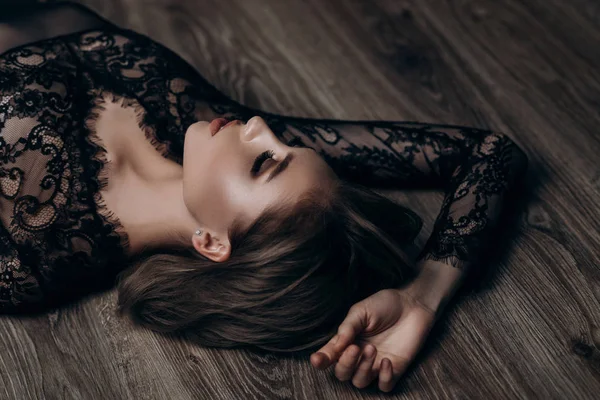 siyah dantel iç çamaşırlarıyla poz güzel seksi sarışın genç kadın