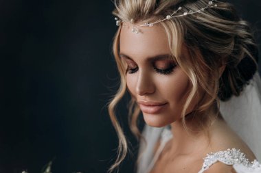 güzel seksi sarışın gelin kocası ile gelinlikli poz