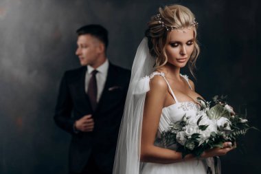 güzel seksi sarışın gelin kocası ile gelinlikli poz