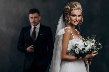 güzel seksi sarışın gelin kocası ile gelinlikli poz