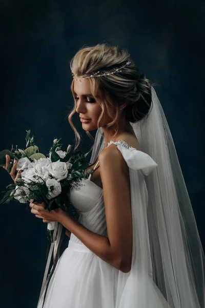 Mooie Sexy Blonde Bruid Poseren Trouwjurk Met Haar Man — Stockfoto
