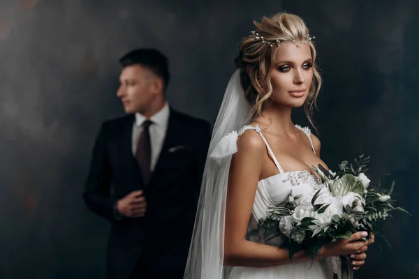 Bella Sposa Bionda Sexy Posa Abito Sposa Con Suo Marito — Foto Stock