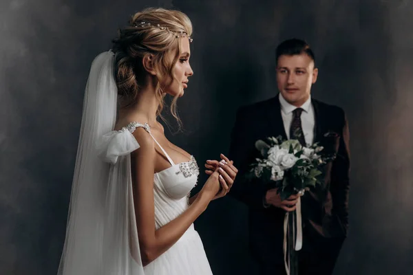 güzel seksi sarışın gelin kocası ile gelinlikli poz