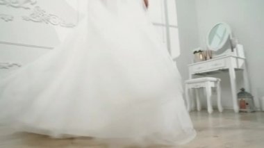 güzel seksi sarışın gelin kocası ile gelinlikli poz