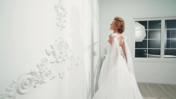 Vacker Sexig Blond Brud Poserar Brudklänning Med Maken — Stockvideo