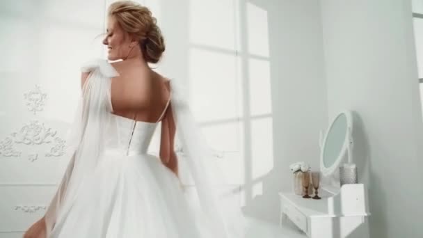 Bela Sexy Loira Noiva Posando Vestido Noiva Com Seu Marido — Vídeo de Stock