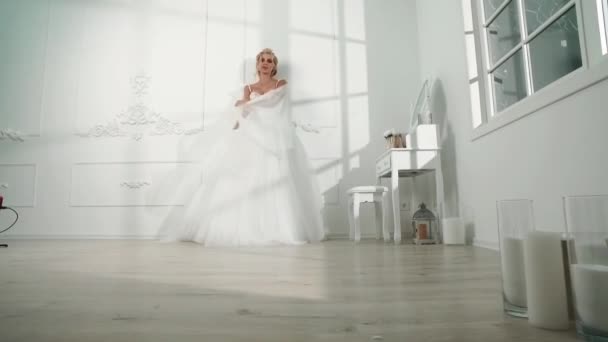 彼女の夫と一緒にウェディング ドレスでポーズ美しいセクシーな金髪の花嫁 — ストック動画