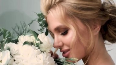 güzel seksi sarışın gelin kocası ile gelinlikli poz