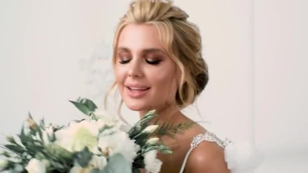 Schöne Sexy Blonde Braut Posiert Hochzeitskleid Mit Ihrem Mann — Stockvideo