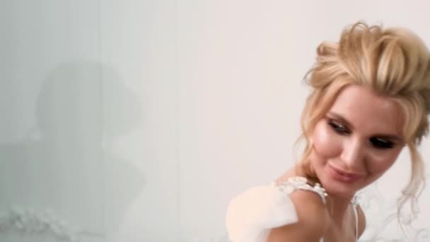 Mooie Sexy Blonde Bruid Poseren Trouwjurk Met Haar Man — Stockvideo