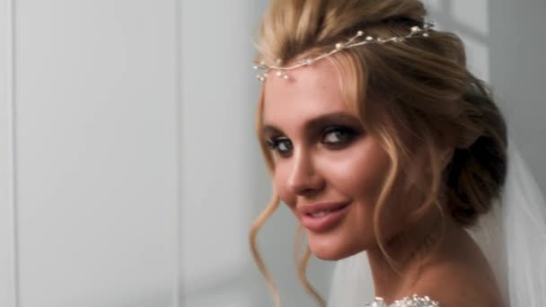 Красивая Сексуальная Блондинка Невеста Позирует Свадебном Платье Своим Мужем — стоковое видео