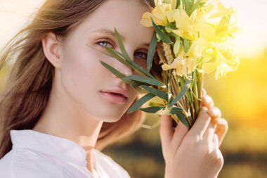 doğada çiçekli güzel kız