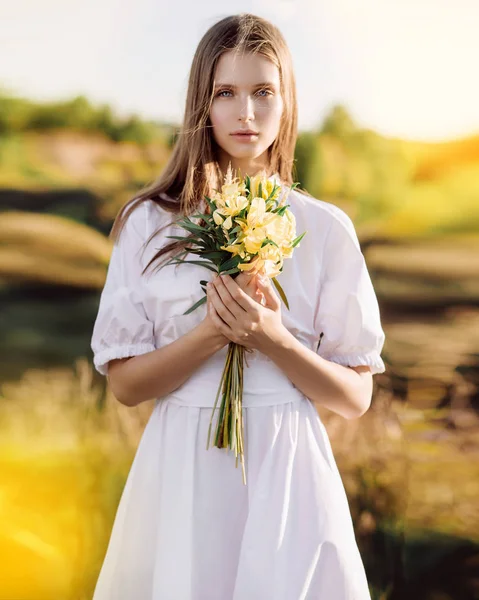 Mooi Meisje Met Bloemen Natuur — Stockfoto