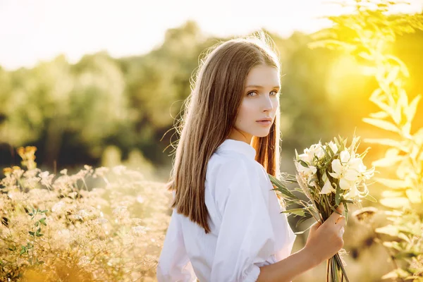 Mooi Meisje Met Bloemen Natuur — Stockfoto