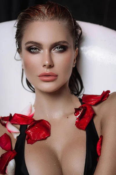 gül yaprakları ile banyoda seksi sarışın