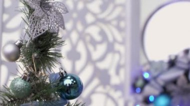 Kış ağaç Noel oyuncaklar. Yeni Yılınız Kutlu Olsun