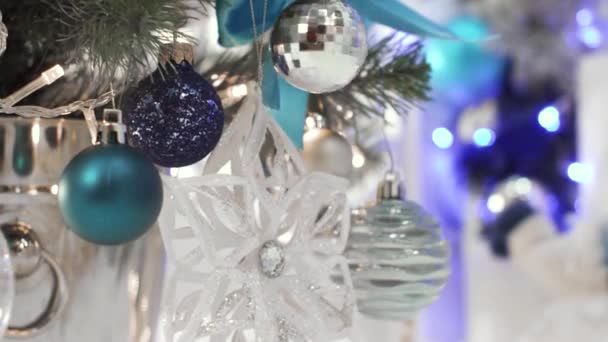 冬の木にクリスマスのおもちゃ 明けましておめでとう — ストック動画