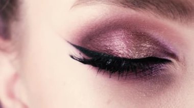 güzel bir kız makyaj ve çiçekler güzellik portresi. Studio pembe bir arka plan üzerinde makro çekim