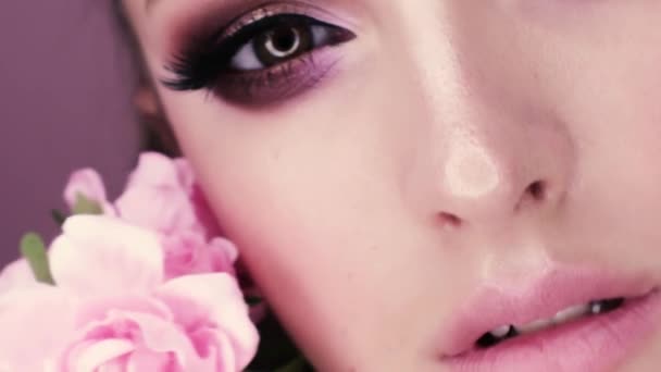 Schönheitsporträt Eines Schönen Mädchens Mit Make Und Blumen Makroaufnahme Studio — Stockvideo
