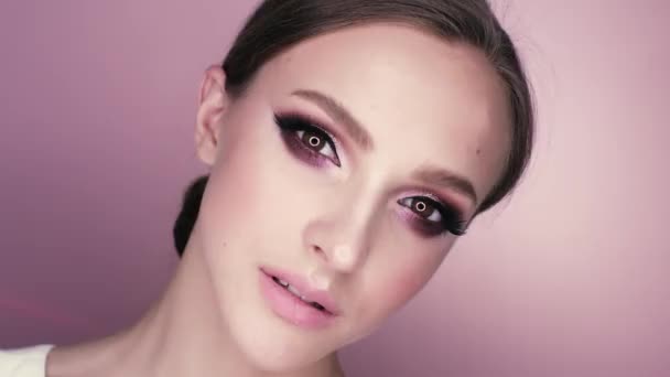 Krásy Portrét Krásné Dívky Make Květiny Makro Snímek Studiu Růžovém — Stock video