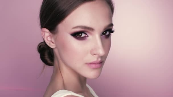 Retrato Belleza Una Hermosa Chica Con Maquillaje Flores Macro Rodaje — Vídeos de Stock
