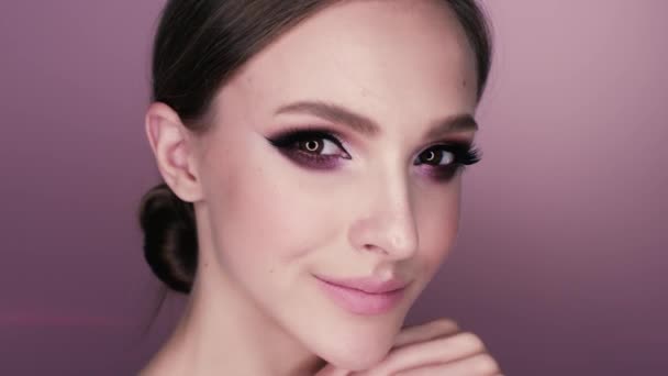 Piękno Portret Pięknej Dziewczyny Makijażu Kwiaty Zdjęcia Studio Różowym Tle — Wideo stockowe
