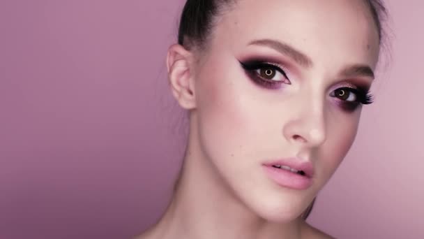 Beauty Porträtt Vacker Flicka Med Smink Och Blommor Makro Skott — Stockvideo