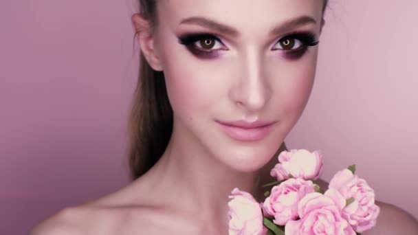 Retrato Belleza Una Hermosa Chica Con Maquillaje Flores Macro Rodaje — Vídeo de stock