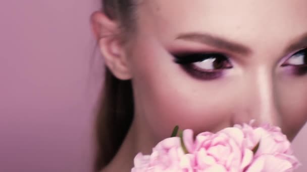 Ritratto Bellezza Una Bella Ragazza Con Trucco Fiori Macro Girato — Video Stock