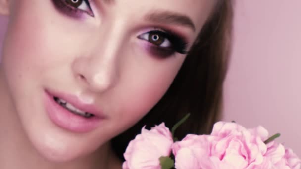 Ritratto Bellezza Una Bella Ragazza Con Trucco Fiori Macro Girato — Video Stock