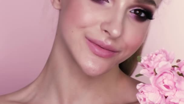 Retrato Belleza Una Hermosa Chica Con Maquillaje Flores Macro Rodaje — Vídeo de stock