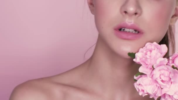 Retrato Beleza Uma Menina Bonita Com Maquiagem Flores Macro Tiro — Vídeo de Stock