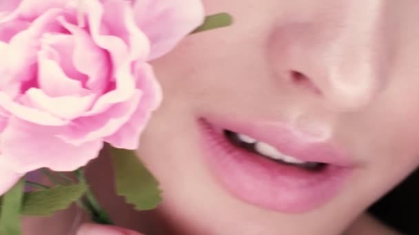 Ritratto Bellezza Una Bella Ragazza Con Trucco Fiori Macro Girato — Video Stock