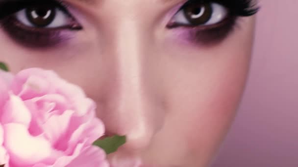 메이크업과 꽃으로 여자의 초상화 스튜디오 배경에서 매크로 — 비디오