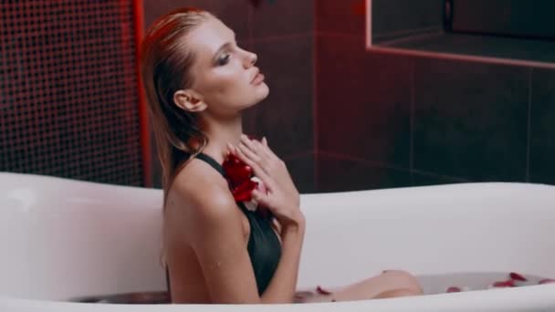 Bella Sexy Giovane Donna Bionda Bagno Con Petali Rosa — Video Stock