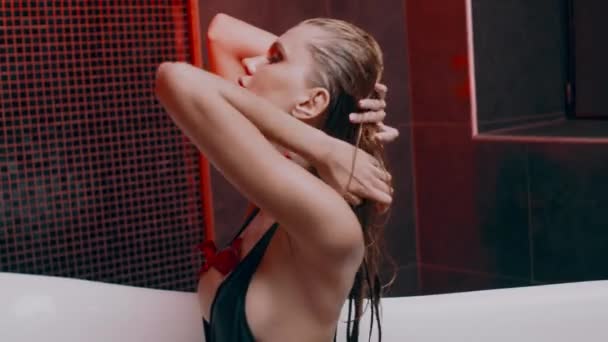 Belle Jeune Femme Blonde Sexy Dans Bain Avec Des Pétales — Video