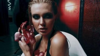 güzel seksi genç sarışın kadını banyo gül yaprakları ile