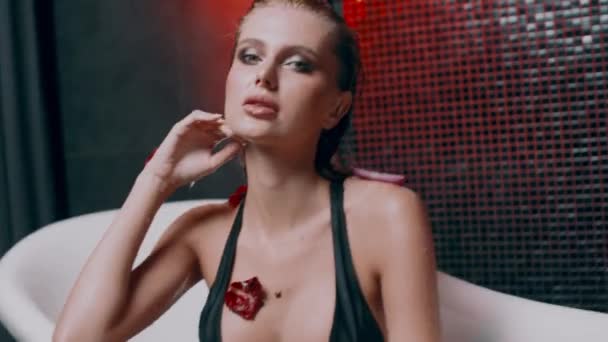 Belle Jeune Femme Blonde Sexy Dans Bain Avec Des Pétales — Video
