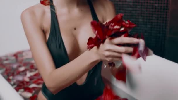 Красивая Сексуальная Молодая Блондинка Ванной Лепестками Роз — стоковое видео