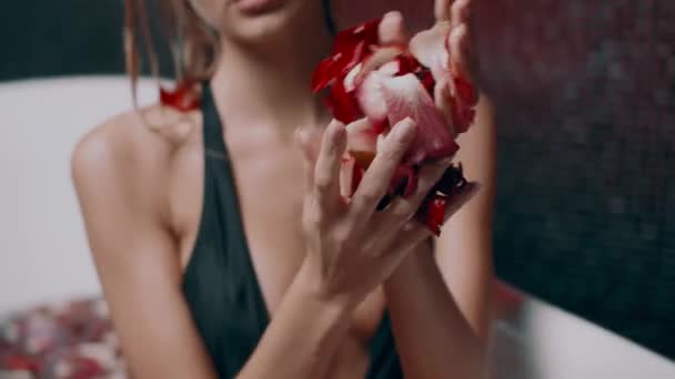 Hermosa Sexy Joven Rubia Baño Con Pétalos Rosa — Vídeos de Stock