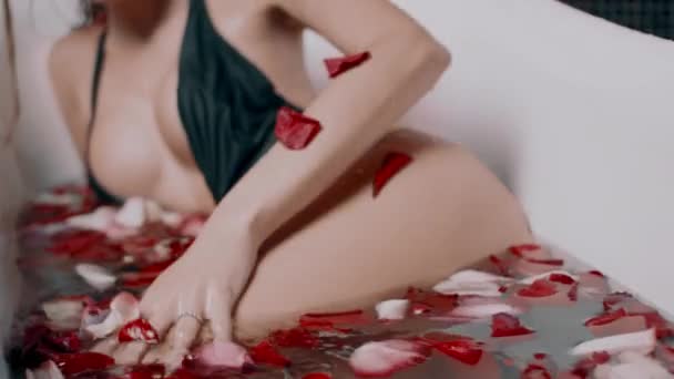 Красивая Сексуальная Молодая Блондинка Ванной Лепестками Роз — стоковое видео