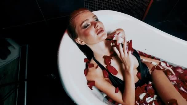 Bela Sexy Jovem Loira Mulher Banho Com Pétalas Rosa — Vídeo de Stock