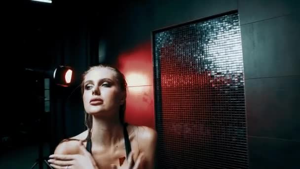 Güzel Seksi Genç Sarışın Kadını Banyo Gül Yaprakları Ile — Stok video