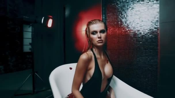 Bella Sexy Giovane Donna Bionda Bagno Con Petali Rosa — Video Stock