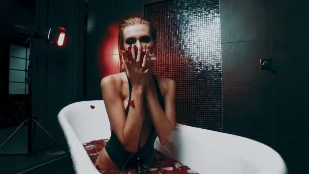 Güzel Seksi Genç Sarışın Kadını Banyo Gül Yaprakları Ile — Stok video