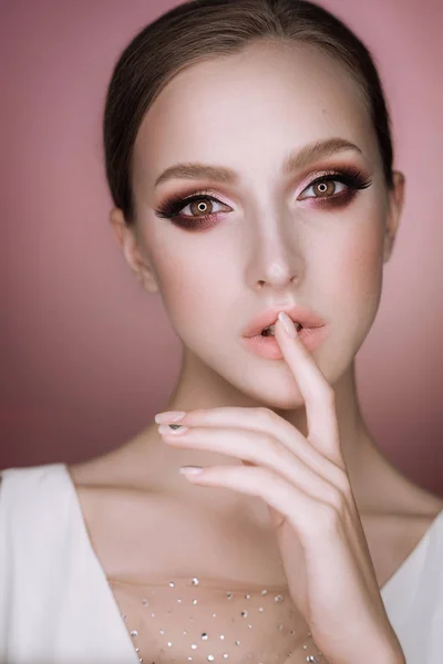 Retrato Una Hermosa Chica Morena Elegante Con Maquillaje Corte Pelo — Foto de Stock