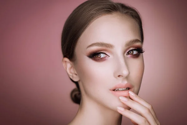 Portret Van Een Prachtige Elegante Brunette Meisje Met Make Kapsel — Stockfoto