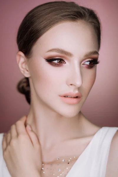 Retrato Una Hermosa Chica Morena Elegante Con Maquillaje Corte Pelo — Foto de Stock