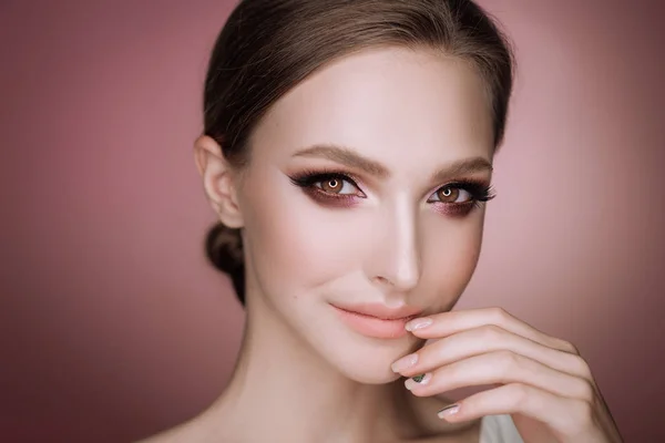 Retrato Uma Linda Menina Morena Elegante Com Maquiagem Corte Cabelo — Fotografia de Stock